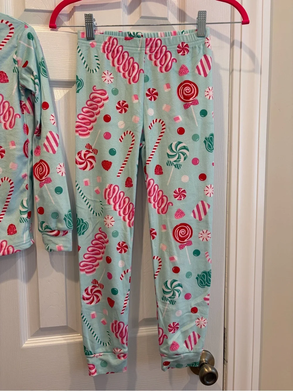 The Children’s Place Mint Candy-Print Pajama Set 🍭🍬🎄